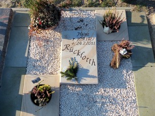 Urnengrabgestaltung auf dem ev. Friedhof in Recke mit Grabstein aus Ibbenbürener Sandstein