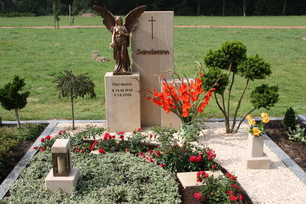 Grabgestaltung auf dem kath. Friedhof (Recke am Wall) mit Grabstein aus Ibbenbürener Sandstein